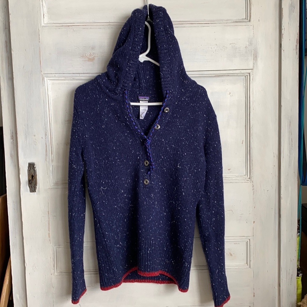 Patagonia women’s hoodie sweater wit rip cord.